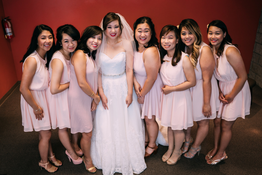 The bride Lilian and her seven bridesmaid in soft pink dresses